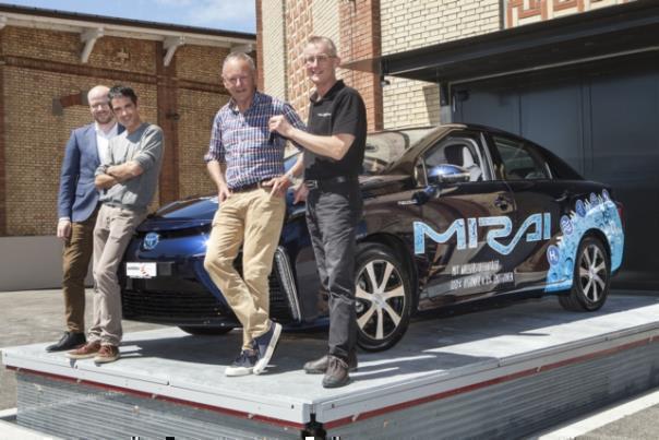 Schlüsselübergabe durch Paul Jörg von der Garage Jörg in Weesen an Fredy Lienhard und Fredy A. Lienhard von der autobau AG unter Beisein von Konrad Schütz, Toyota AG (von re. nach li.) (Foto: BOEKHAUS.com).